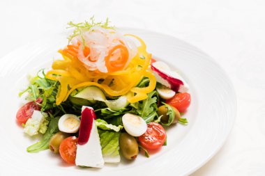 plaka üzerinde yumurta salatası