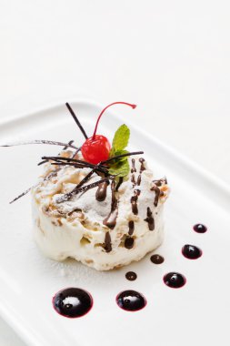 pişmiş kek kiraz ile