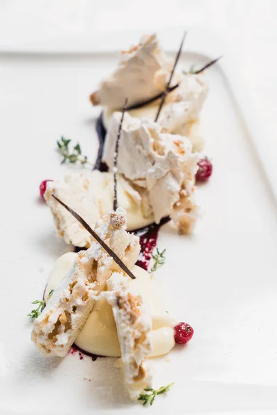 Десерт из павловы на тарелке — стоковое фото