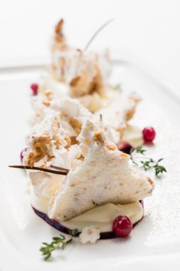 Pavlova tatlı plaka üzerinde