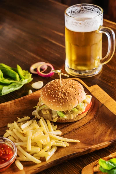 Hamburger avec frites et bière — Photo