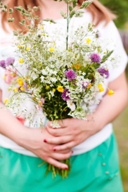 renkli çiçekli kadın