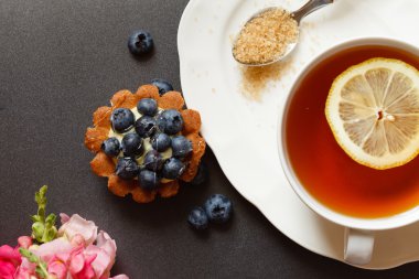 çay pasta ve çiçekler