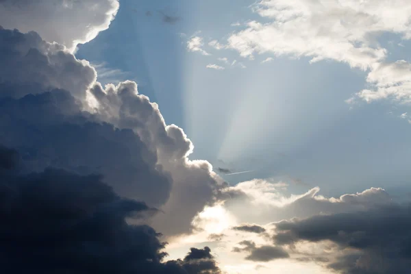 Bewolkte hemel met zonnestralen — Stockfoto