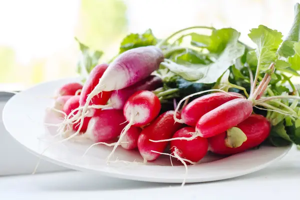 Fresh Radijs op een witte plaat — Stockfoto