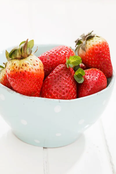 Verse aardbeien in de schaal — Stockfoto