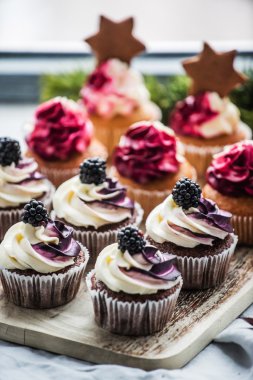 Berry cupcakes plaka üzerinde 