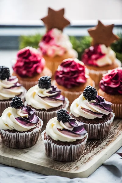 Berry cupcakes on plate — Stock Photo, Image