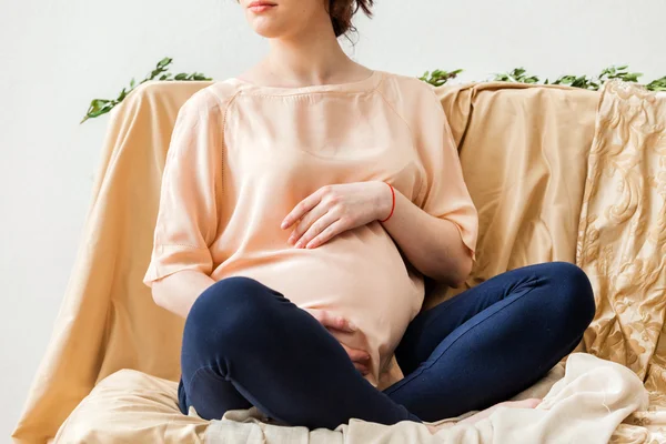 Giovane donna incinta — Foto Stock