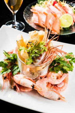 Karides meze plaka üzerinde