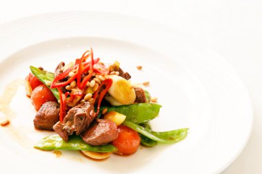 plaka üzerinde sebzeli biftek