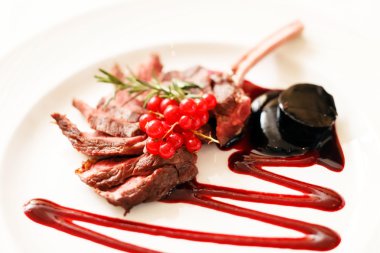 Frenk üzümü soslu kuzu ızgara raf 