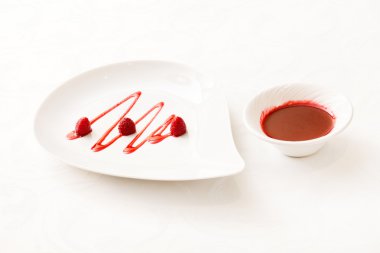 frambuaz sos plaka üzerinde