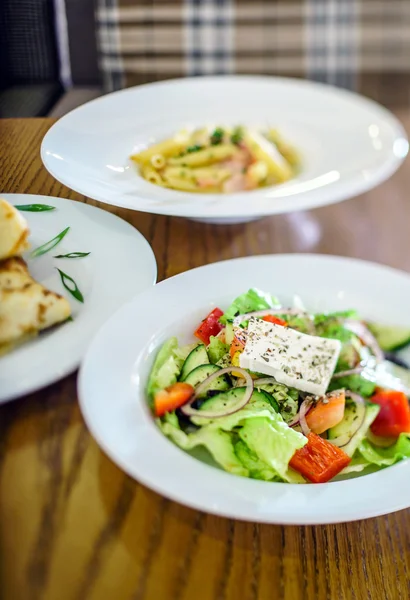 Plaka üzerinde Yunan salatası — Stok fotoğraf