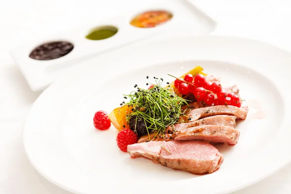 Steak with fresh berries — Stock Photo, Image