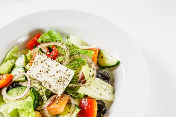 Plaka üzerinde Yunan salatası — Stok fotoğraf