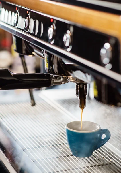 Barista fazendo café — Fotografia de Stock