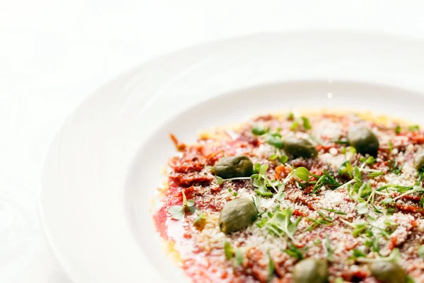 Rindfleisch-Carpaccio auf Teller — Stockfoto