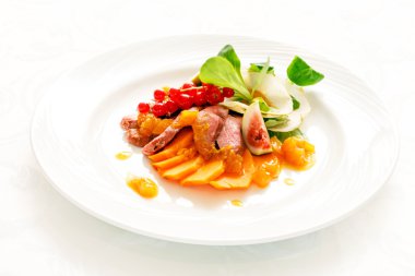 plaka üzerinde soslu et 