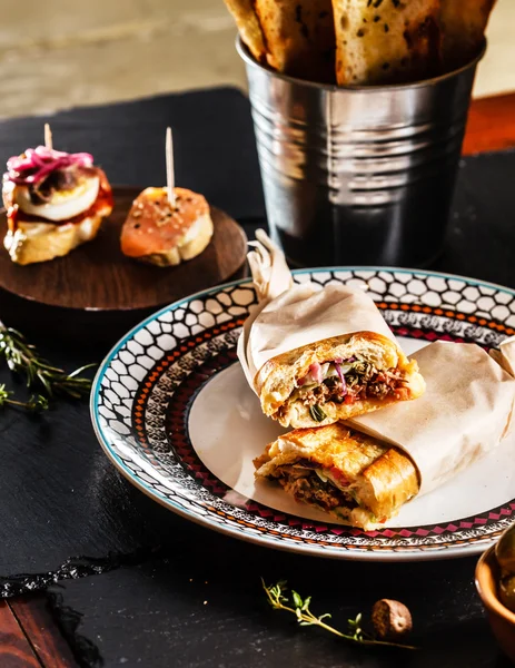 Gekookt en geserveerd Spaans diner — Stockfoto