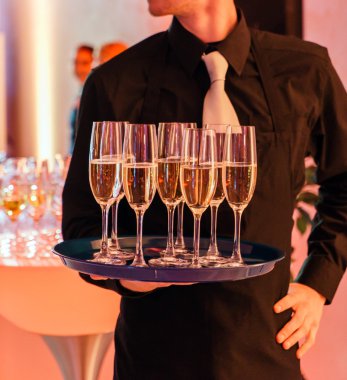 Şampanya gözlüklü garson