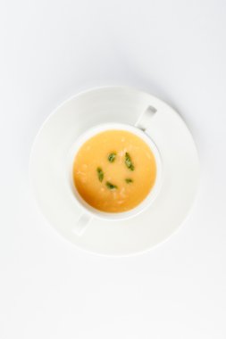 Beyaz tabak içinde krem çorba