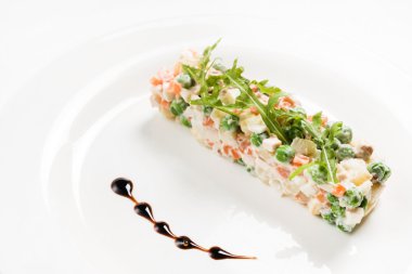 plaka üzerinde Rus salatası