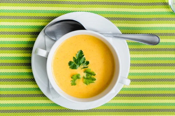 Гарбузовий суп на тарілці — стокове фото