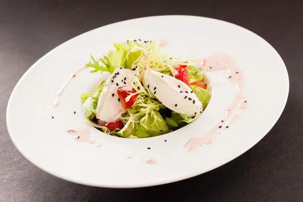 Ensalada con fresa en plato —  Fotos de Stock