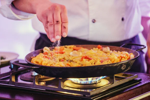 Chef fazendo paella — Fotografia de Stock