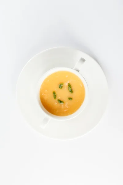 Soupe à la crème dans une assiette blanche — Photo