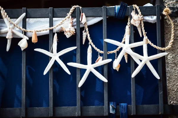 Dekorativní starfishes na laně — Stock fotografie