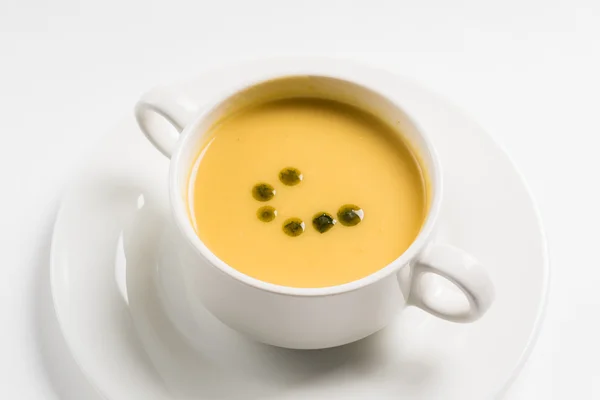 Soupe à la crème dans une assiette blanche — Photo