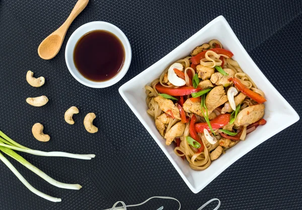 Nudeln mit Huhn im Teller — Stockfoto