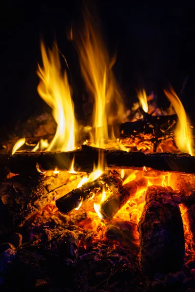 Helles Feuer in der Nacht — Stockfoto