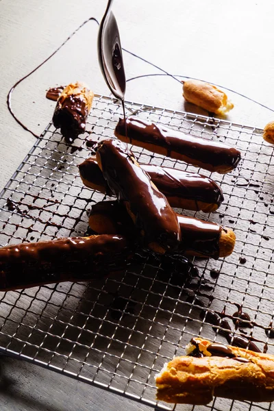 Солодкі шоколадні еклери — стокове фото