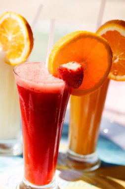 Gözlüklü taze meyve suyu