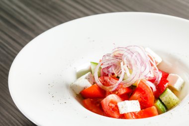 plaka üzerinde Yunan salatası 