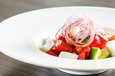 plaka üzerinde Yunan salatası 