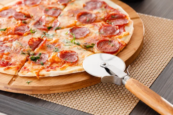 Färska välsmakande pizza — Stockfoto