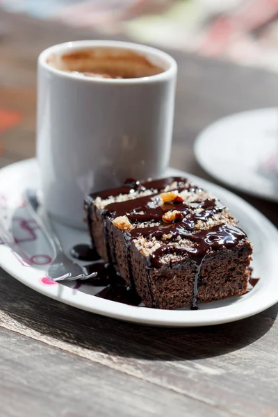 Kaffe med brownie kaka — Stockfoto