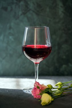 Bardakta kırmızı şarap.