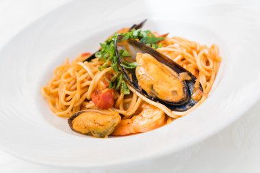 Plaka üzerinde midye makarna