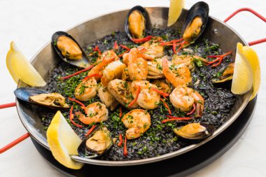 İspanyol deniz ürünleri paella