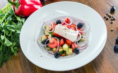 plaka üzerinde Yunan salatası 