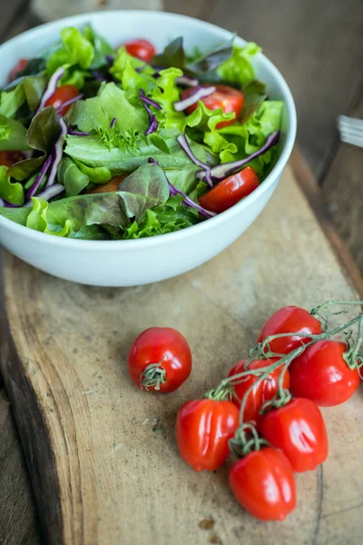 Verse salade met plaat — Stockfoto