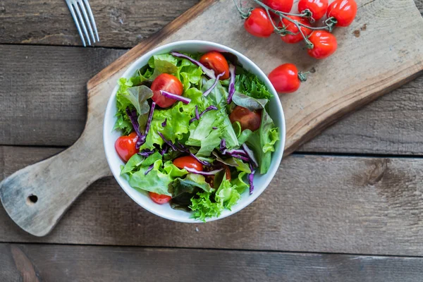 Salade fraîche dans une assiette — Photo