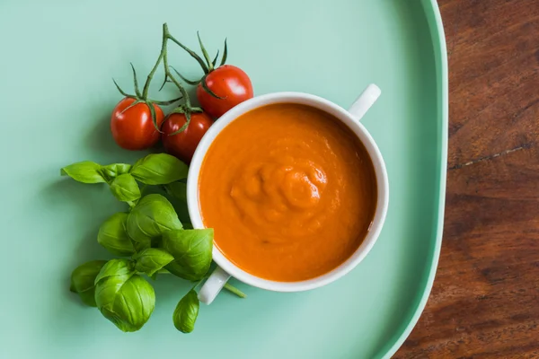 Tomatensuppe in Schüssel — Stockfoto