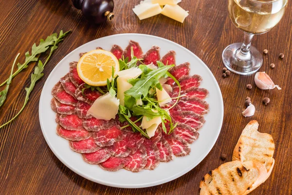 Carpaccio z maso na talíři — Stock fotografie