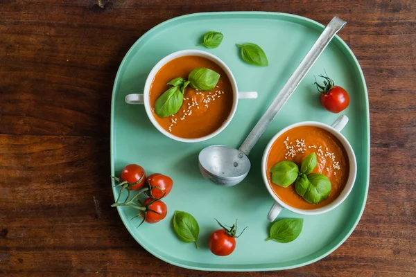 Sopa de tomate na tigela — Fotografia de Stock